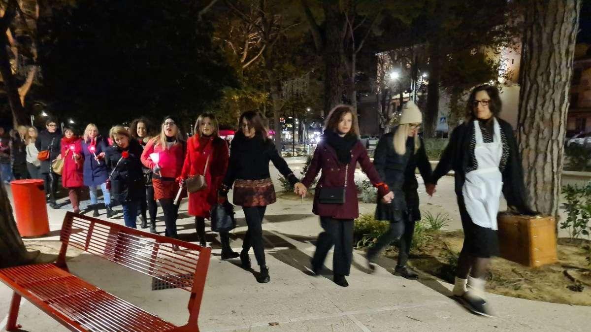 Passeggiando a Passignano si potrà guardare la panchina rossa e... fermarsi a riflettere