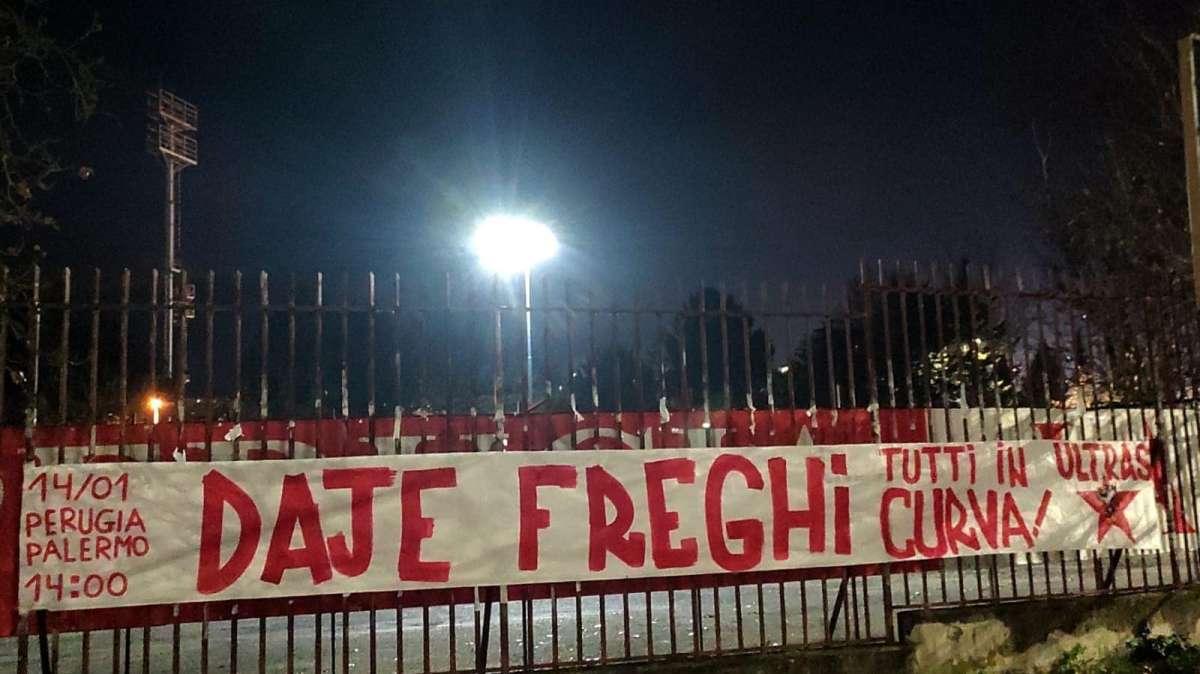 La città tappezzata di striscioni degli Ultras del Perugia: "Tutti allo stadio!"