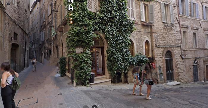 La tragica morte di Davide, musicista di 54 anni, in una stanza d'albergo a Perugia
