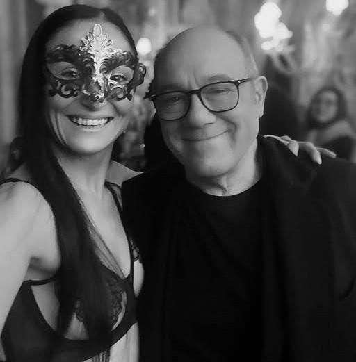 C'è anche la modella perugina Daniela Bocciarelli che recita nella commedia "Vita da Carlo" dedicata a Verdone