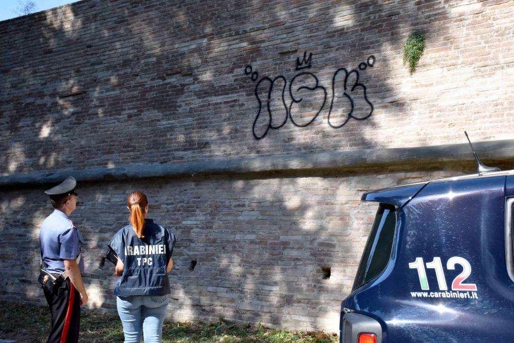 E' caccia a Città di Castello agli autori delle scritte con vernice sulle mura urbiche
