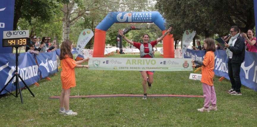 Lo show di Lorena Piastra della Tx Fitness alle Crete Senesi Ultramarathon: trionfo sui 50 chilometri!
