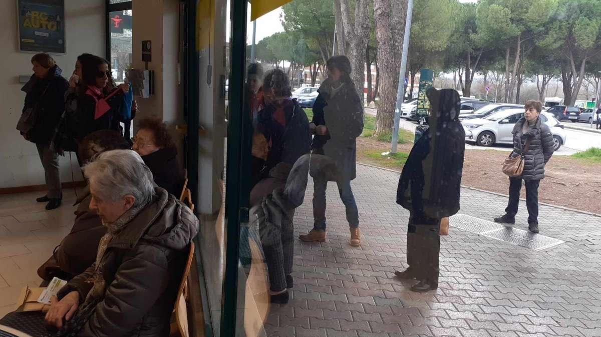 Situazione insostenibile all'ufficio postale di San Mariano! Lunghe code e anziani in piedi al freddo