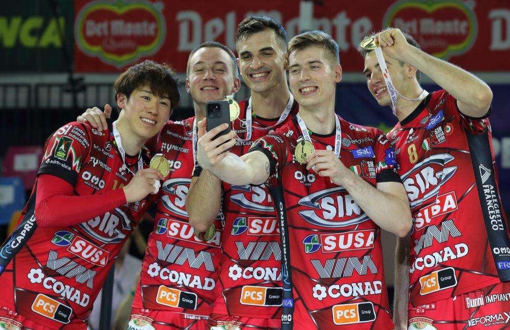 La festa in casa della Sir Susa Vim Perugia dopo la sesta Supercoppa di volley maschile
