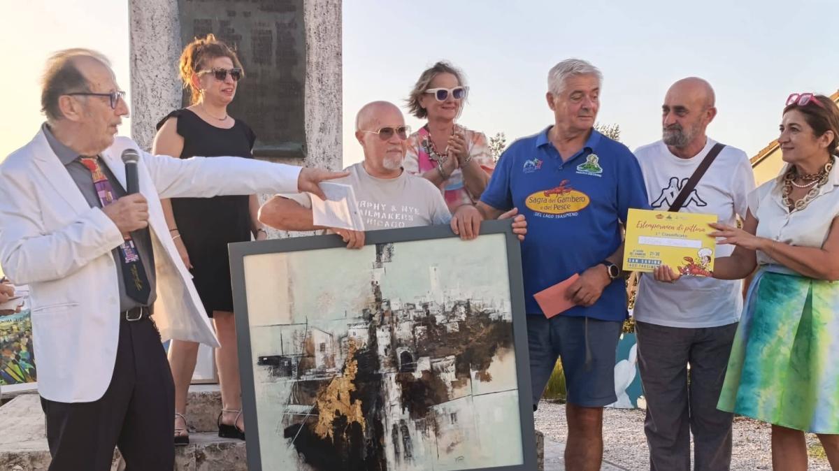 Il fascino di San Savino di Magione nelle opere di un'estemporanea: tante emozioni al paese-bomboniera del Lago Trasimeno