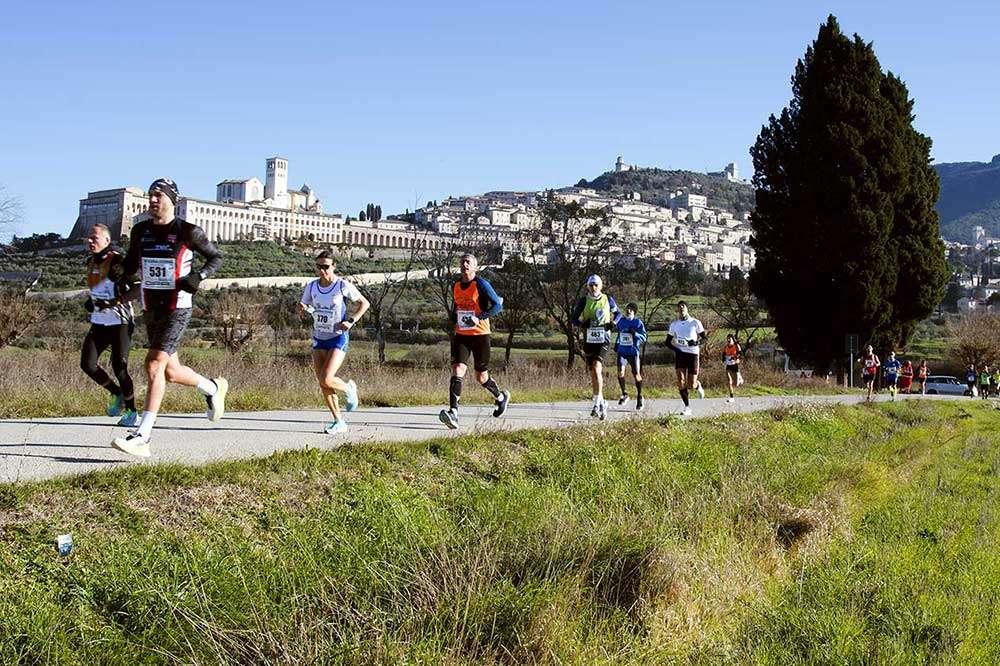 C'è l'Invernalissima! La mezza maratona di corsa da Bastia ammirando Assisi dal basso