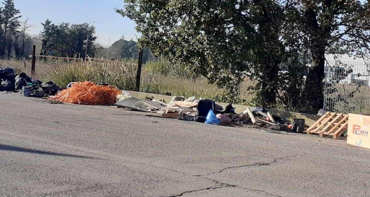 Inaudito! Cresce la discarica abusiva lungo la strada a Santa Sabina!