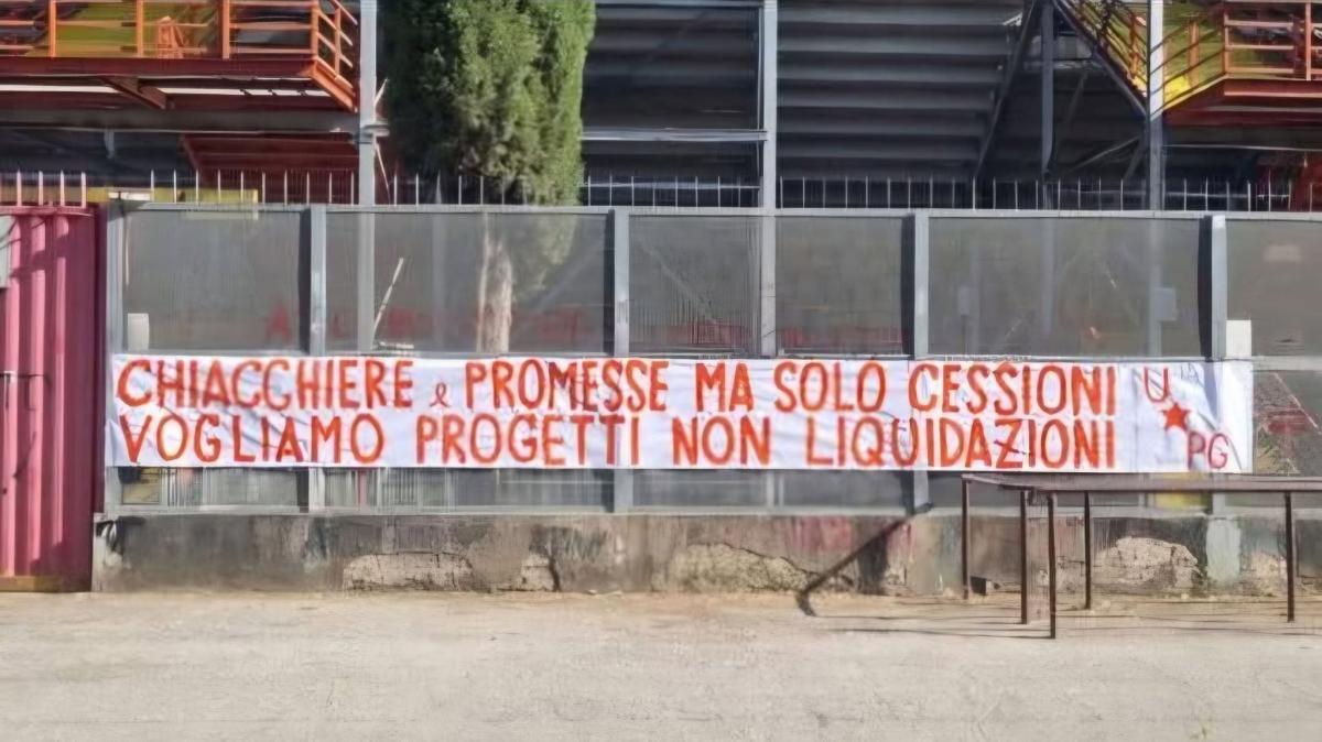 Gli ultras del Perugia si fanno sentire! "Chiacchiere e promesse, ma solo cessioni. Vogliamo progetti non liquidazioni"
