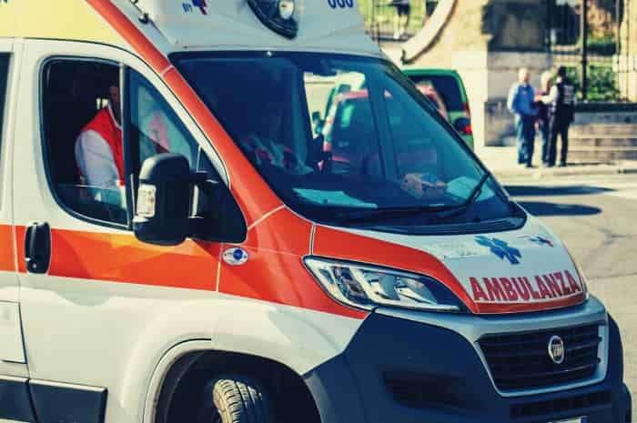 Tragico incidente a Capanne in mattinata: ciclista muore travolto da un auto in una strada secondaria