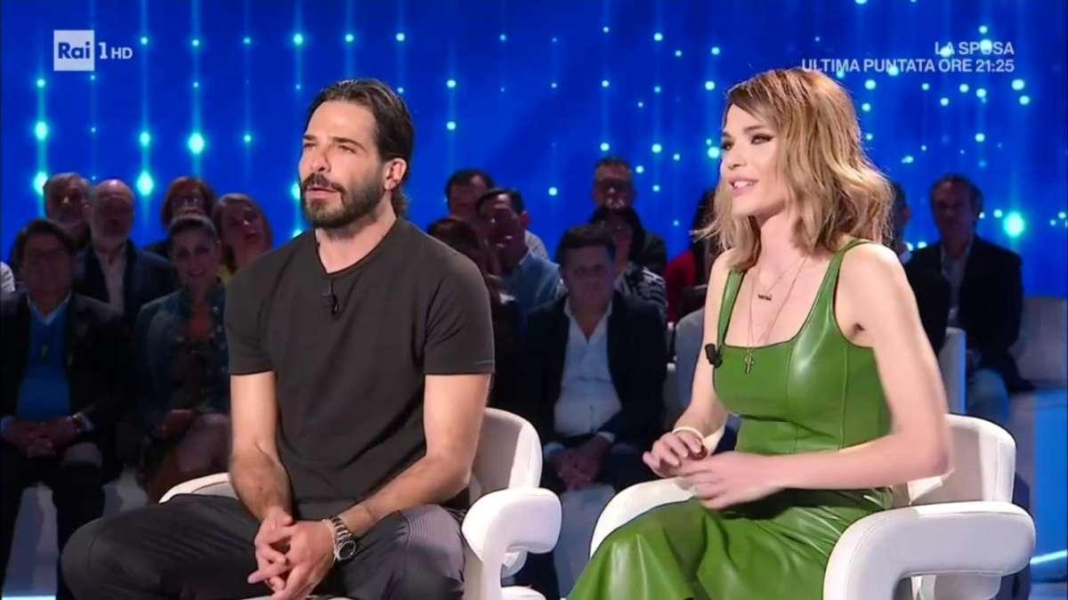 "L'uomo che passa l'aspirapolvere mi uccide l'eros!" Siete d'accordo? Laura Chiatti scatena il web
