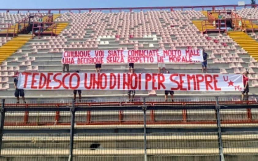 Striscione dei tifosi del Perugia per ringraziare Tedesco e lanciare un messaggio alla nuova società