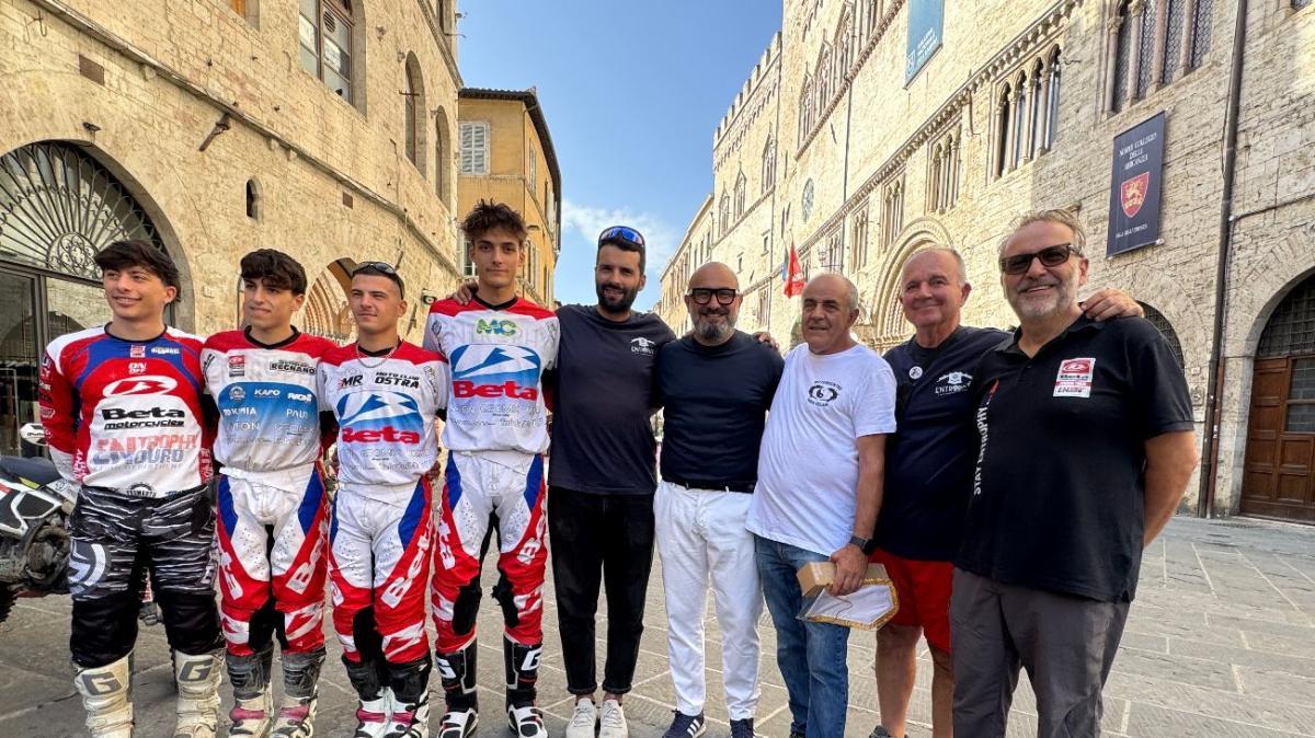 Piazza IV Novembre a Perugia gremita in occasione del “Moto Incontro Fabio Celaia”