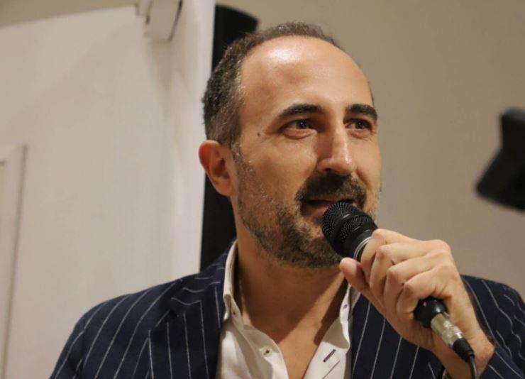 Bello passeggiare e sedersi leggendo i versi di Massimiliano Tortoioli: inaugurato il percorso della poesia