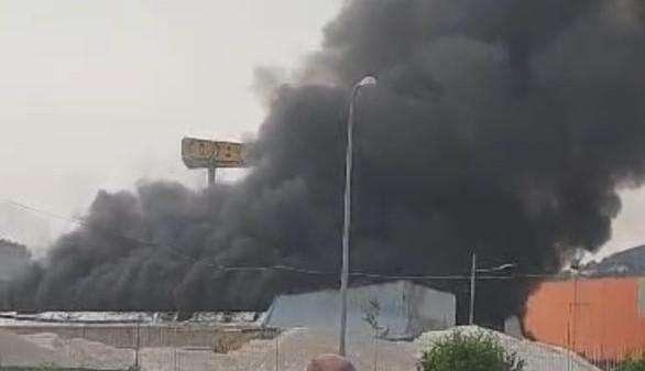Domato lo spaventoso incendio di Ellera: distrutto un capannone nei pressi del Quasar Village