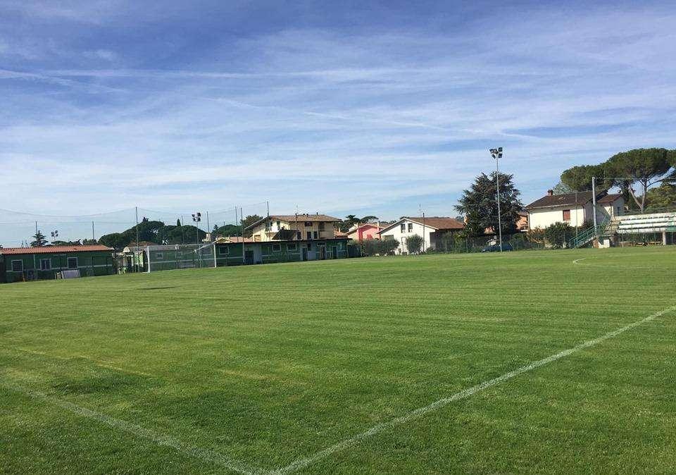 Che situazione! Dal campo da calcio escono palloni e questi vengno restituiti squarciati! Avviene a San Martino in Campo...