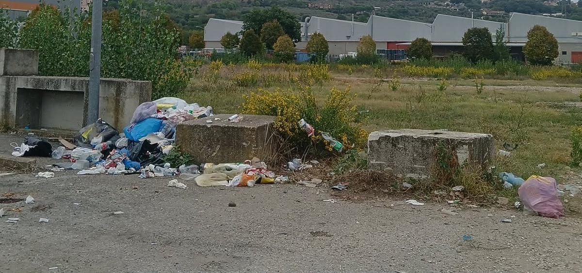 Una nuova discarica abusiva lungo una strada a Santa Sabina! Che vergogna!