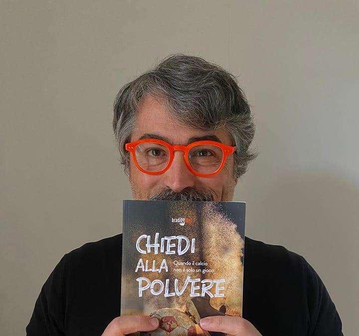 Tante emozioni nel nuovo libro di Francesco Caremani: "Chiedi alla polvere - Quando il calcio non è solo un gioco"