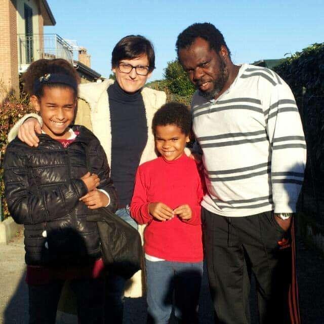 Commuove il padre di Yannick e Ayline: in tantissimi ieri sera uniti nel ricordo di mamma Marivi