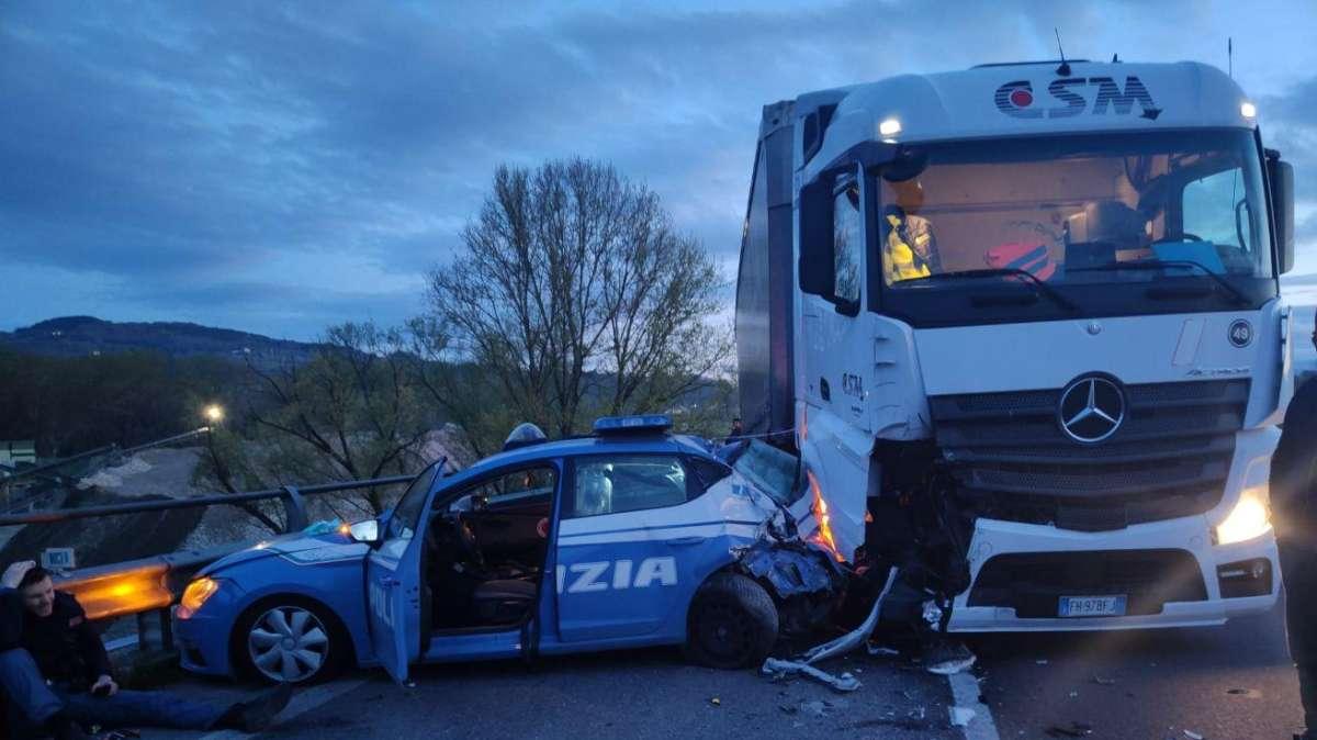 Sfiorata la tragedia lungo la E45: travolta volante della Polizia... "Ma che non accada mai più!"