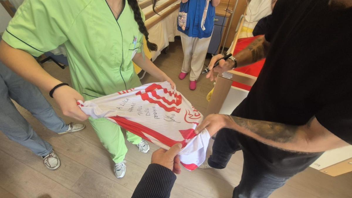 La maglia autografata di Luigi Canotto ad un tifoso del Perugia ospite del Sodalizio di San Martino