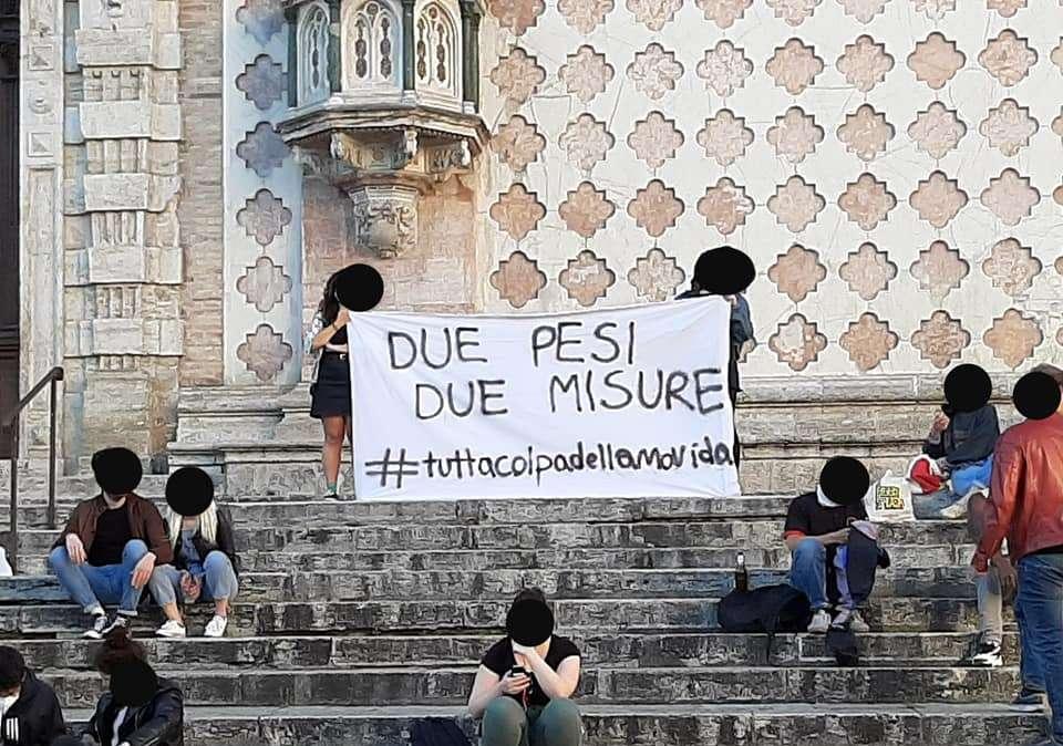 Fa il giro d'Italia l'immagine dello striscione di Perugia: le due ragazze identificate dalle forze dell'ordine