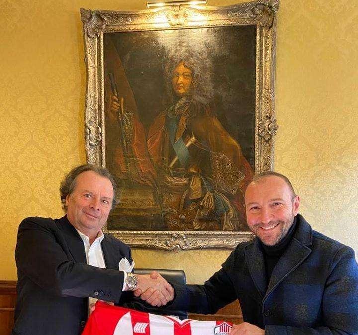 Giocava con il Perugia in Serie B ed a Città di Castello lo hanno scelto come allenatore per vincere l'Eccellenza