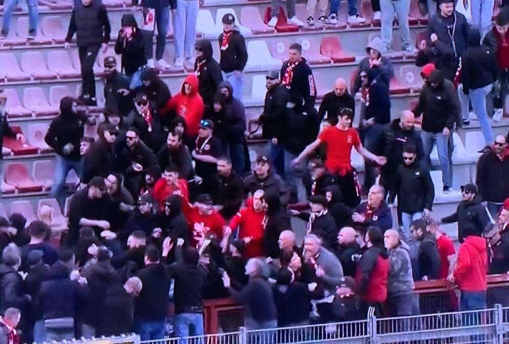 Durissimo colpo alla Curva del Perugia: 18 Daspo per i fatti contro il Pineto! Divieti anche per 5 steward