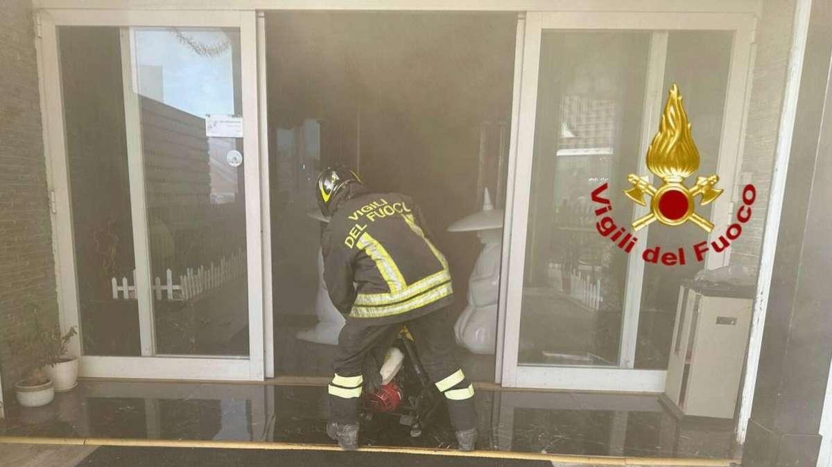 Una persona ustionata nell'incendio del ristorante ad Ellera, ma sta migliorando