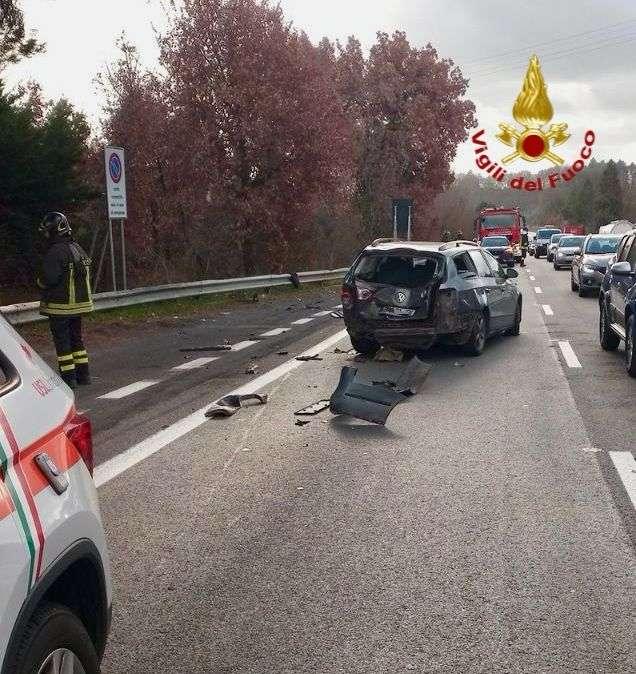 Tragico e singolare incidente stradale: muore un uomo mentre spinge l'auto in panne
