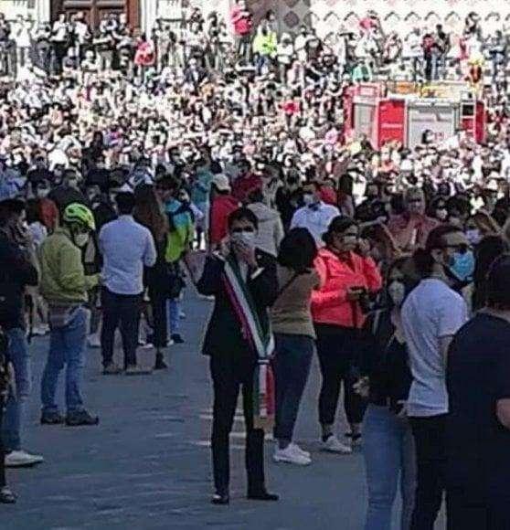 Perugia torna in prima pagina sulla stampa nazionale... "Assembramento per le Frecce Tricolori con il sindaco presente!"