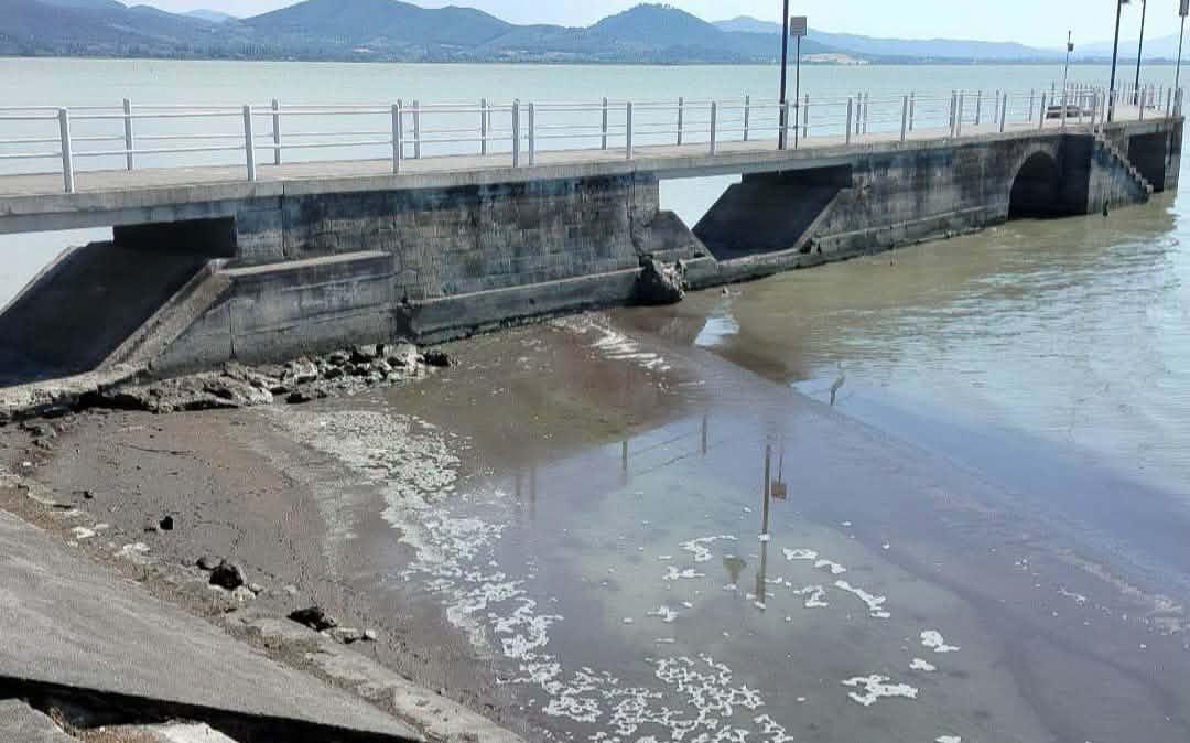 Il Trasimeno perde un centimetro ogni due giorni! Per navigare verso la Polvese estremo rimedio con barche a noleggio!