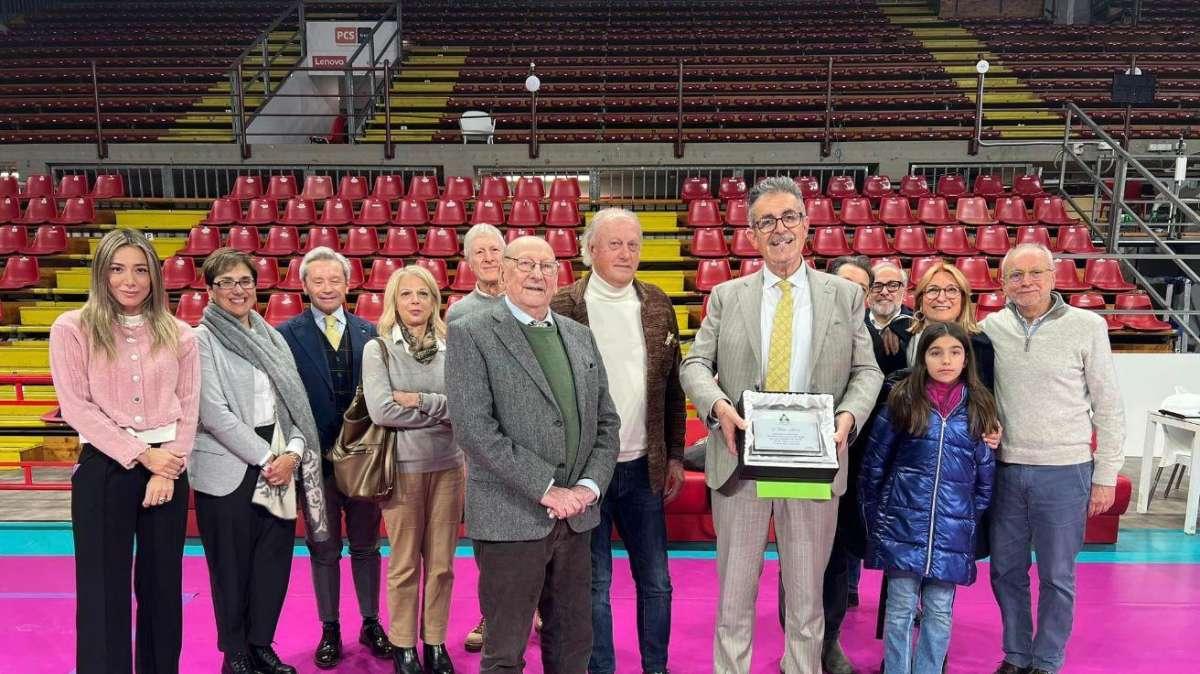 Gino Sirci personaggio dell'anno per l'Aronc: premiato al PalaBarton