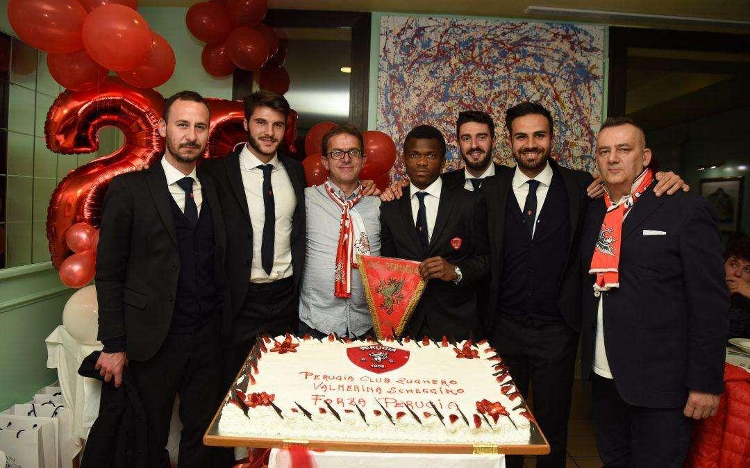 Il Perugia ha fatto festa con i tifosi del club di Scheggino: c'erano Carraro e Kouan