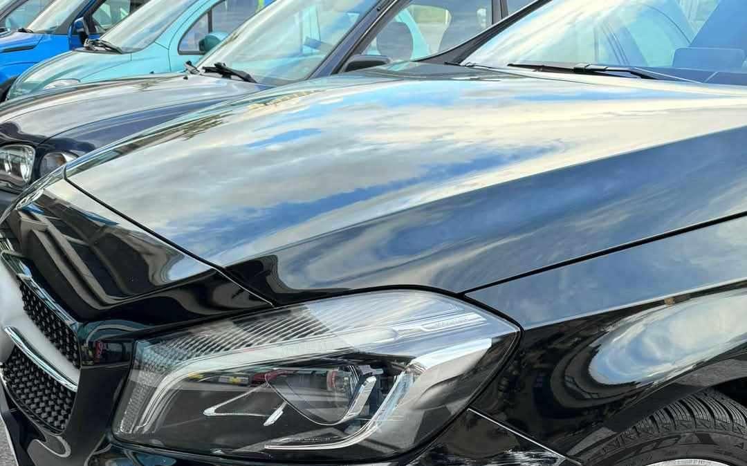 Urta una macchina in sosta davanti alle poste e scappa, ma è caccia all'autore! Disperato appello di Cinzia!