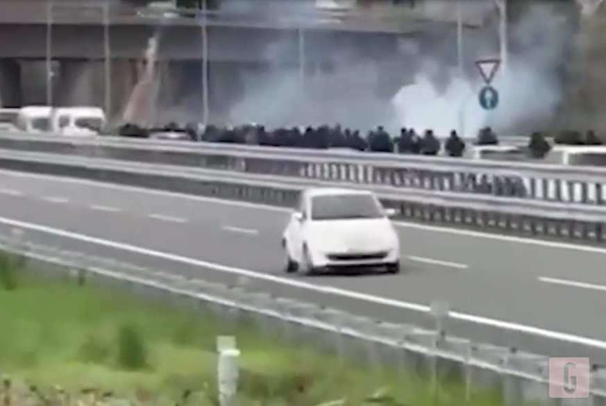 Lungo l'A12 addirittura in 350 coinvolti negli scontri tra tifosi di Perugia e Lucchese!