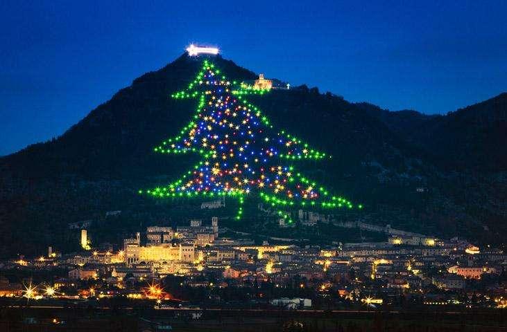 L'attestato di Costruiamo Gentilezza per l'albero di Natale più grande del mondo di Gubbio