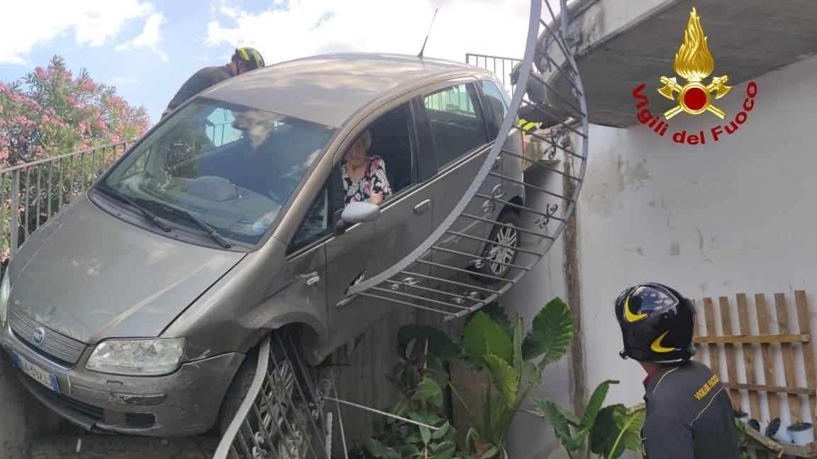 Incredibile! Immaginate di trovarvi un auto in terrazzo mentre siete in casa! E' accaduto veramente in Umbria!