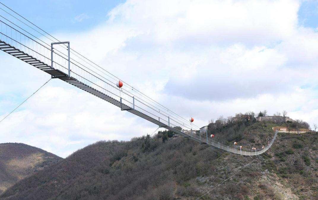 Brunello Cuicinelli è arrivato al ponte tibetano di Sellano e ha rinunciato: voi siete sicuri di volerci andare?