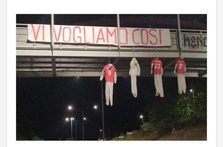 "Vi vogliamo così": la macabra contestazione a Perugia verso la società biancorossa e tre giocatori
