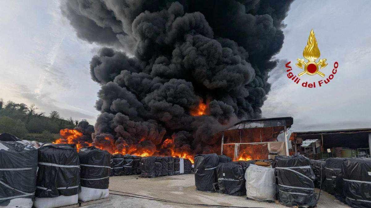 Il dramma di Pasqua in Umbria per lo spaventoso incendio alla Lucyplast 