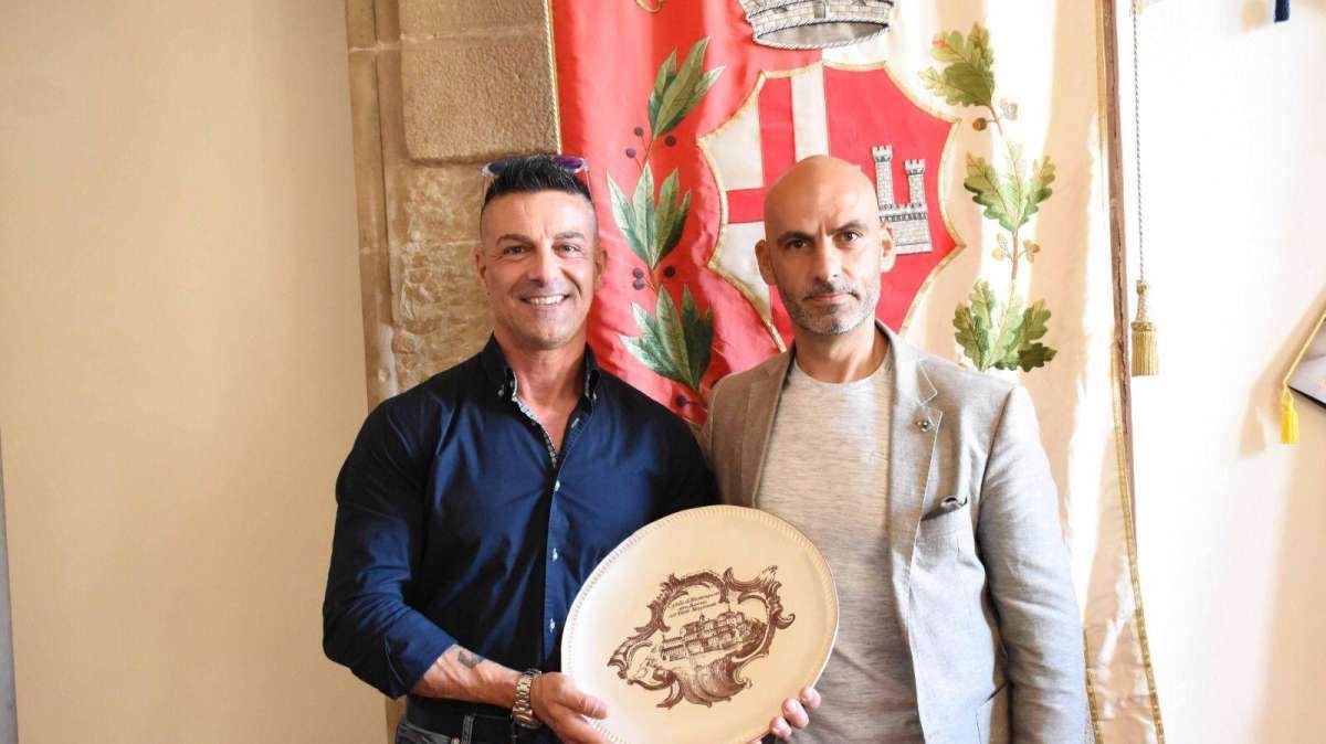 Complimenti! Il campione di bodybuilding Mario D'Acunto ricevuto dal sindaco