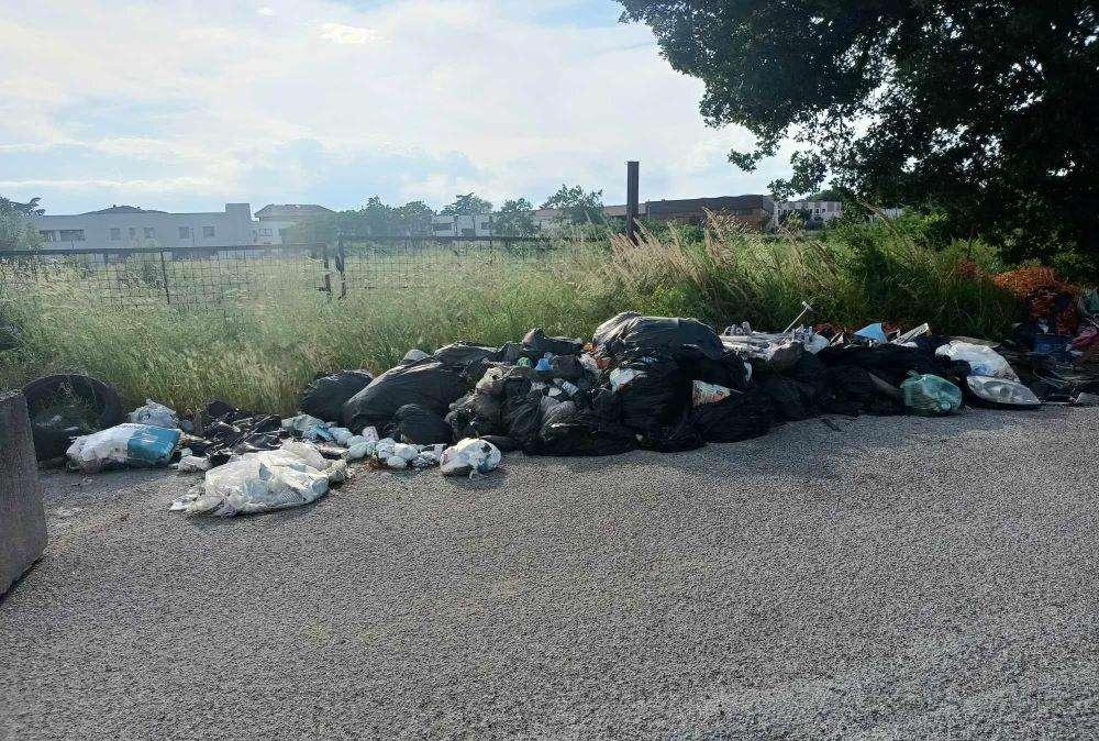 Inammissibile! Dallo scorso ottobre giace la discarica lungo la strada di Santa Sabina!
