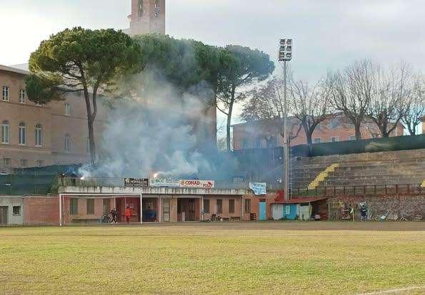 Perchè la multa per i fumogeni? Condanna! "Così si toglie al calcio dilettanti quella passione che ancora rimane"