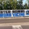 L'abbraccio dei tifosi a mister Sarri: due striscioni a Zingonia