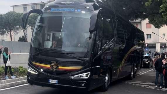 Applausi dei tifosi dell'Atalanta all'arrivo del pullman del Lecce