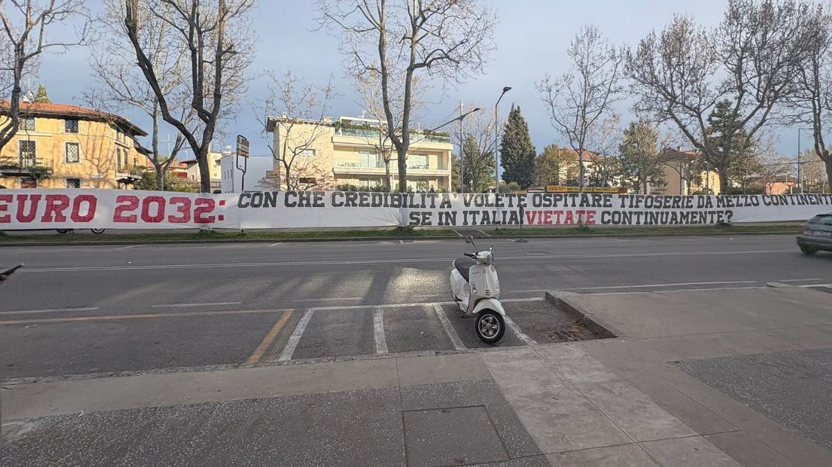 Lo striscione della Nord
