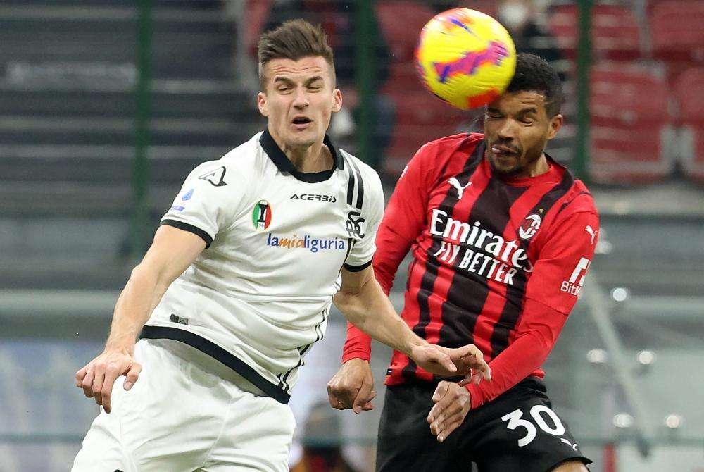 Il Napoli vince a Bologna, lo Spezia manda ko il Milan
