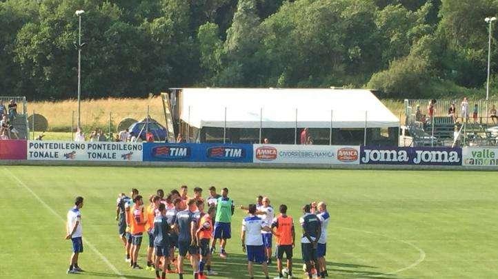 PONTE DI LEGNO LIVE - Al via l'allenamento mattutino: riscaldamento col pallone