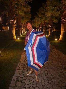 "Bevo e scatto per la Samp": Lorena, Gianni e un ombrello blucerchiato a Villasimius