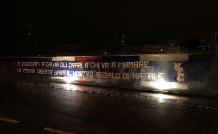 Striscione natalizio UTC: "Libertà per gli Ultras"